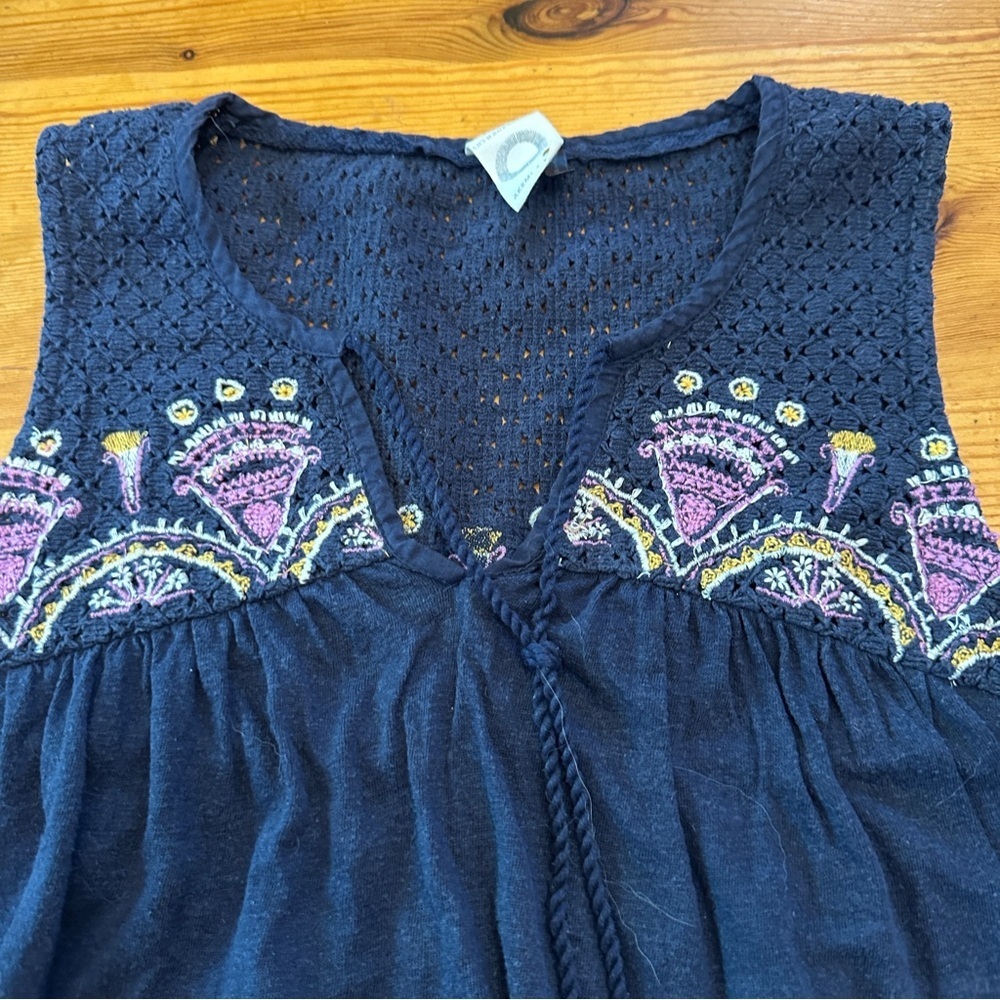 Anthropologie Akemi+Kin embroidered crochet navy blue sleeveless top cotton